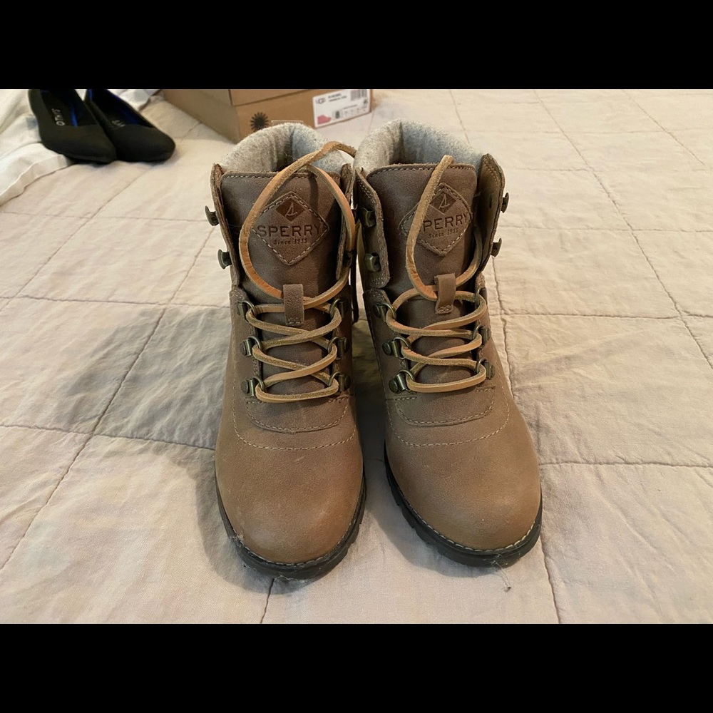 Like New Sperry Boots Size 8